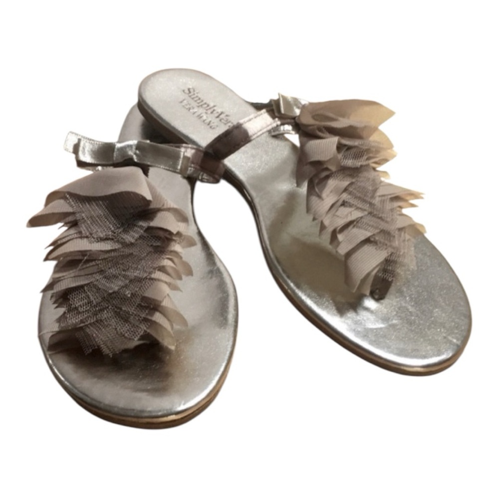 🎉HP🎉 VERA WANG SANDALS